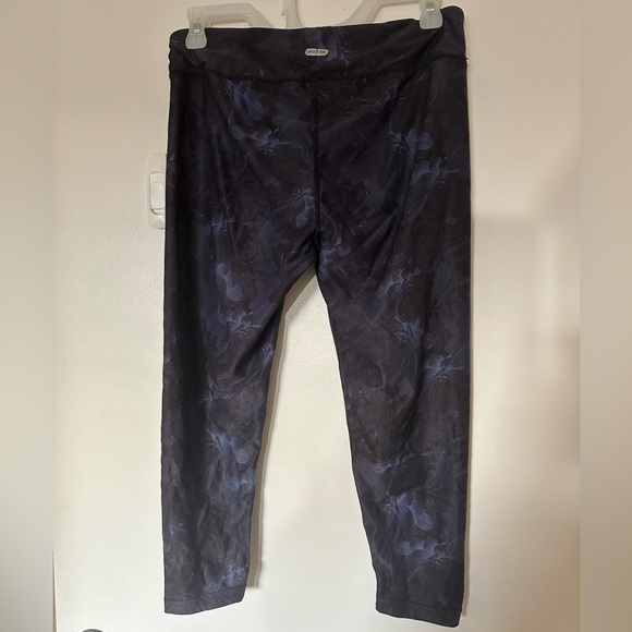 Mid Calf Workout Leggings - Picture 2 of 8